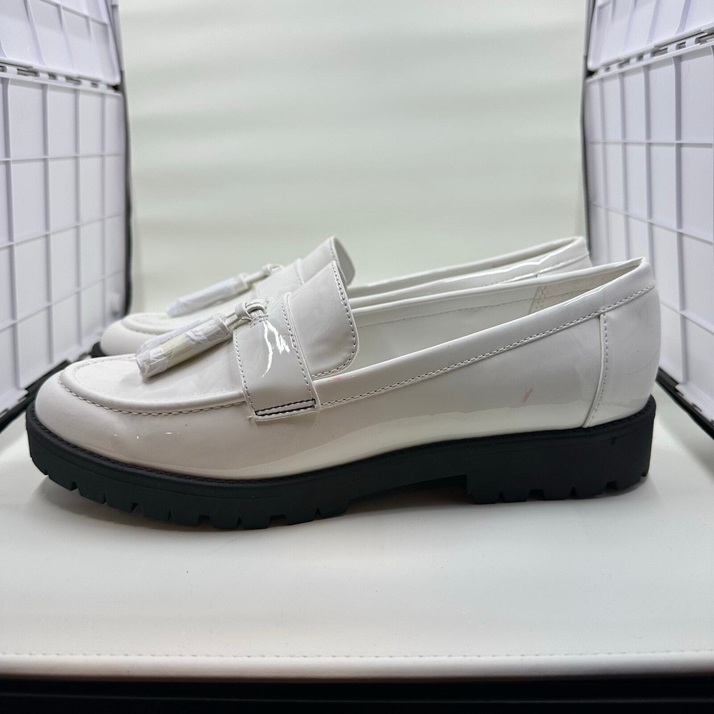 Bandolino Tassel Lug Sole Loafers 9M White Patent Leather Preppy Academia - Picture 5 of 9